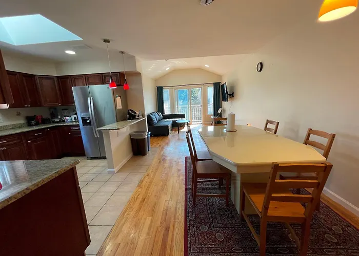 Business & Family Friendly Balcony Jacuzzi Free Park