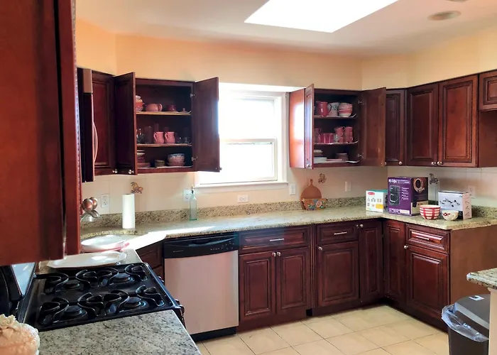 Business & Family Friendly Balcony Jacuzzi Free Park