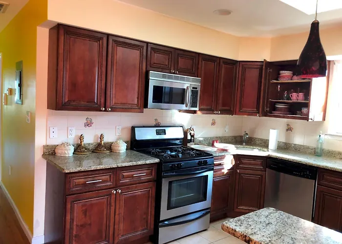 Business & Family Friendly Balcony Jacuzzi Free Park